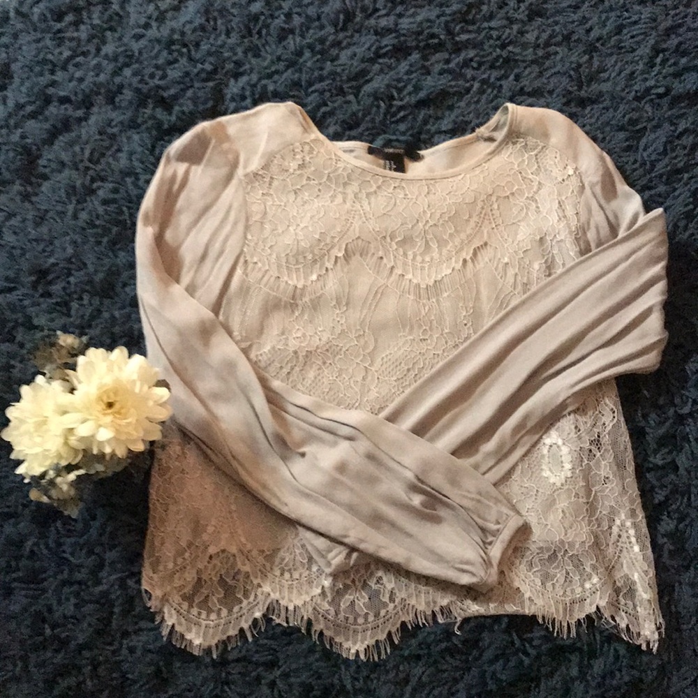 Cute lavender crop top. Perfect for a fun weekend.